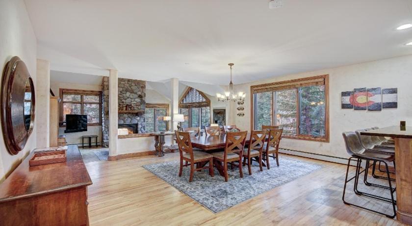 Cozy Mountain 4-Bedroom Retreat in Arrowhead Village townhouse